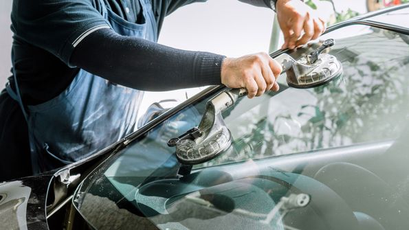 Windschutzscheibentausch beim Auto